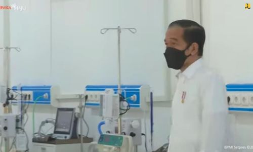 <p>Presiden Joko Widodo ketika meninjau kesiapan Asrama Haji yang dibuat jadi rumah sakit (RS) darurat untuk pasien COVID-19. Foto: tangkapan layar Youtube Sekretariat Presiden.</p>

