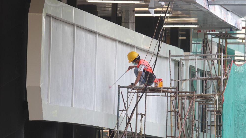 <p>Pekerja beraktivitas di proyek pembangunan Sykbrige CSW, Jakarta, Minggu 4 Juli 2021.Proyek pembangunan skybridge untuk integrasi Halte Transjakarta CSW di Stasiun MRT Asean terus dikebut setelah mengalami kemunduran dari target awal. Foto : Panji Asmoro/TrenAsia</p>
