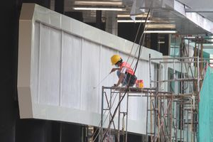 <p>Pekerja beraktivitas di proyek pembangunan Sykbrige CSW, Jakarta, Minggu 4 Juli 2021.Proyek pembangunan skybridge untuk integrasi Halte Transjakarta CSW di Stasiun MRT Asean terus dikebut setelah mengalami kemunduran dari target awal. Foto : Panji Asmoro/TrenAsia</p>
