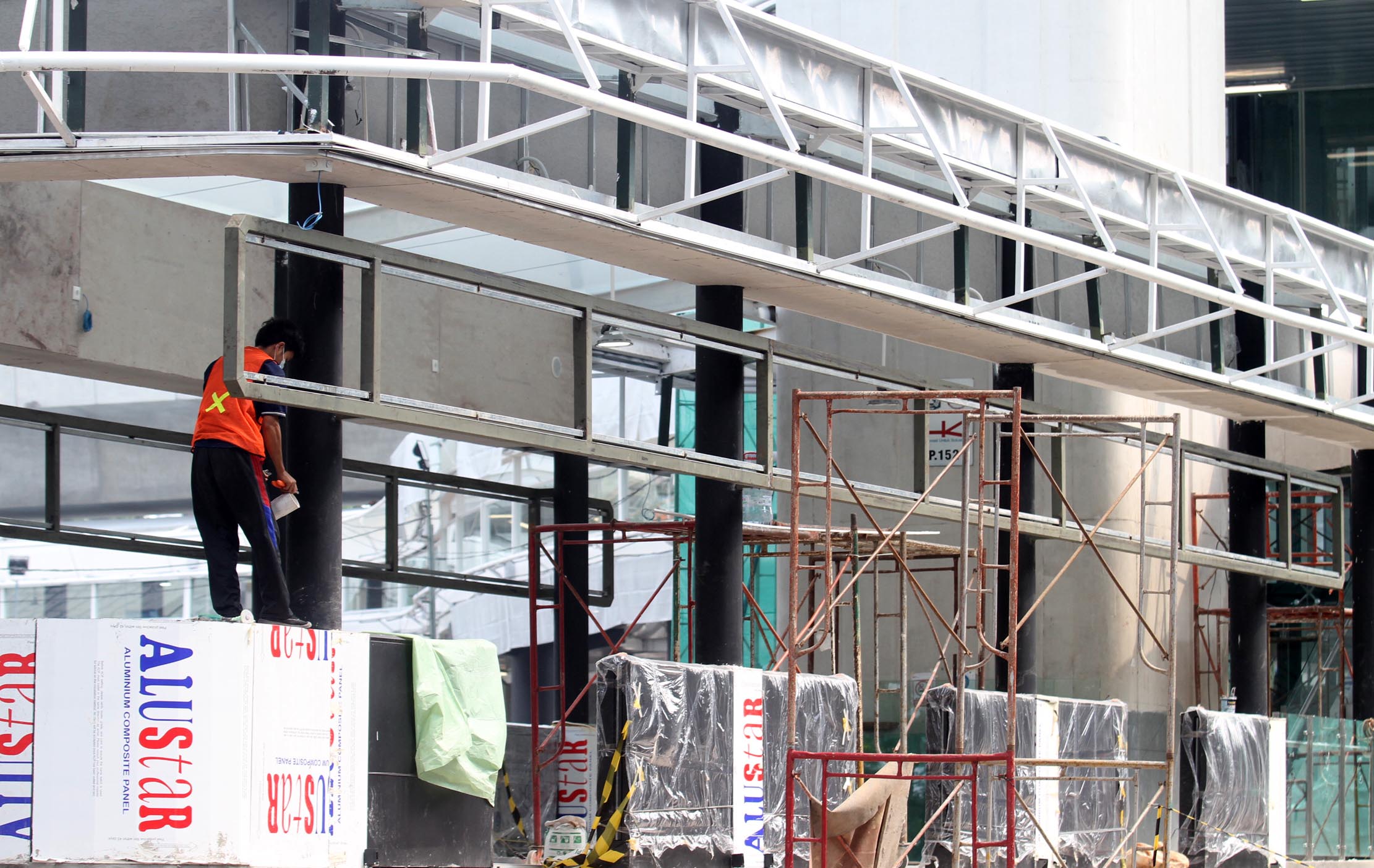 <p>Pekerja beraktivitas di proyek pembangunan Sykbrige CSW, Jakarta, Minggu 4 Juli 2021.Proyek pembangunan skybridge untuk integrasi Halte Transjakarta CSW di Stasiun MRT Asean terus dikebut setelah mengalami kemunduran dari target awal. Foto : Panji Asmoro/TrenAsia</p>
