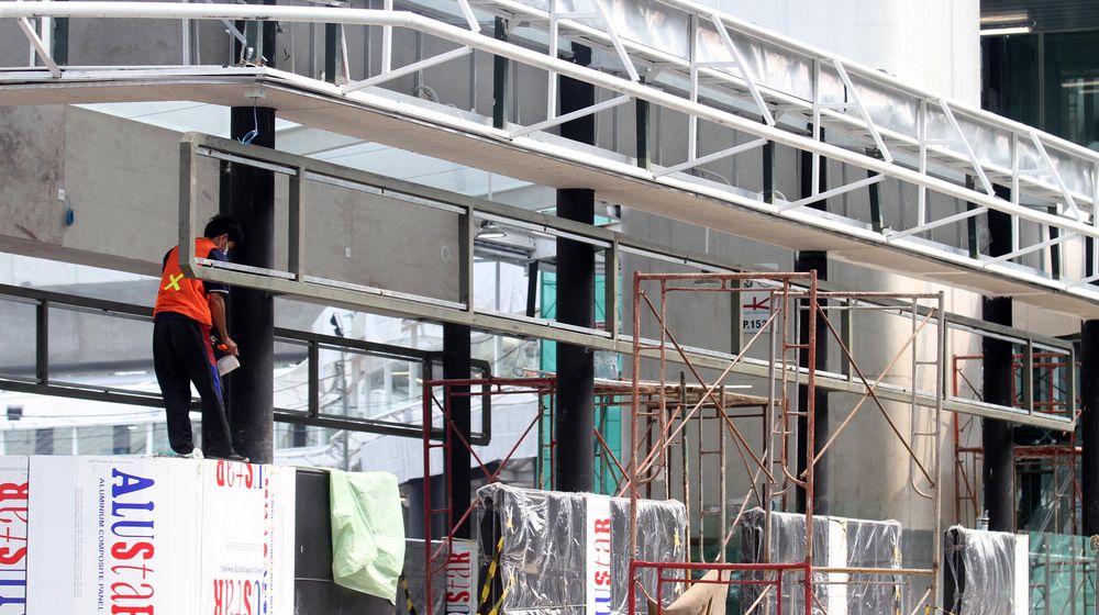 <p>Pekerja beraktivitas di proyek pembangunan Sykbrige CSW, Jakarta, Minggu 4 Juli 2021.Proyek pembangunan skybridge untuk integrasi Halte Transjakarta CSW di Stasiun MRT Asean terus dikebut setelah mengalami kemunduran dari target awal. Foto : Panji Asmoro/TrenAsia</p>
