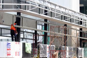 <p>Pekerja beraktivitas di proyek pembangunan Sykbrige CSW, Jakarta, Minggu 4 Juli 2021.Proyek pembangunan skybridge untuk integrasi Halte Transjakarta CSW di Stasiun MRT Asean terus dikebut setelah mengalami kemunduran dari target awal. Foto : Panji Asmoro/TrenAsia</p>
