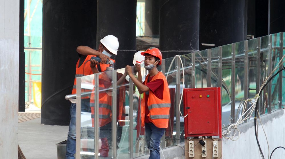 <p>Pekerja beraktivitas di proyek pembangunan Sykbrige CSW, Jakarta, Minggu 4 Juli 2021.Proyek pembangunan skybridge untuk integrasi Halte Transjakarta CSW di Stasiun MRT Asean terus dikebut setelah mengalami kemunduran dari target awal. Foto : Panji Asmoro/TrenAsia</p>