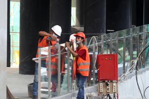 <p>Pekerja beraktivitas di proyek pembangunan Sykbrige CSW, Jakarta, Minggu 4 Juli 2021.Proyek pembangunan skybridge untuk integrasi Halte Transjakarta CSW di Stasiun MRT Asean terus dikebut setelah mengalami kemunduran dari target awal. Foto : Panji Asmoro/TrenAsia</p>
