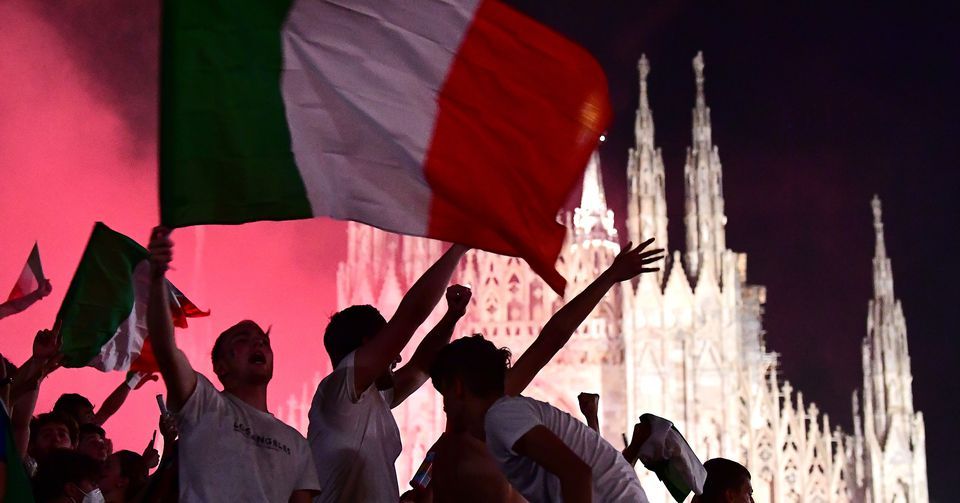 <p>Pendukung Italia Merayakan Kemenangan Piala Euro 2020 di Roma/ sumber:Reuters</p>
