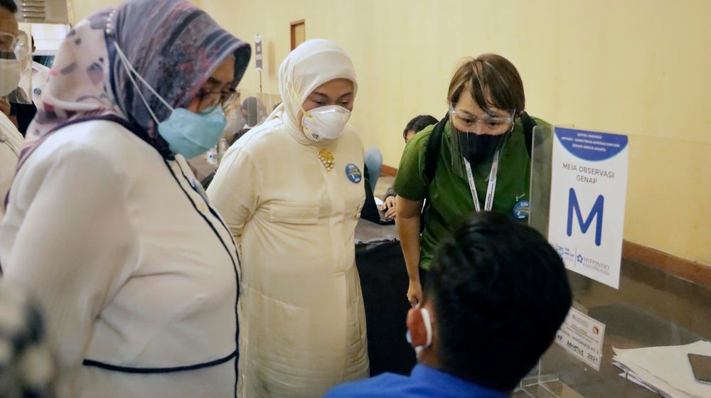 <p>Menteri Ketenagakerjaan Ida Fauziyah saat meninjau pelaksanaan Vaksinasi COVID-19 Gotong Royong bagi ribuan pekerja Industri dan keluarganya di Karawang, Jawa Barat, Sabtu 10 Juli 2021.Menaker mengapresiasi pihak perusahaan atas kepeduliannya terhadap kesehatan para pekerja dan keluarganya melalui program Vaksinasi COVID-19 Gotong Royong secara mandiri. Foto : Panji Asmoro/TrenAsia</p>
