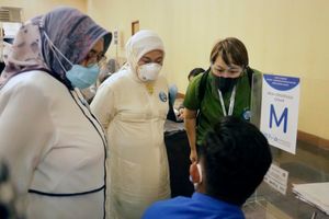 <p>Menteri Ketenagakerjaan Ida Fauziyah saat meninjau pelaksanaan Vaksinasi COVID-19 Gotong Royong bagi ribuan pekerja Industri dan keluarganya di Karawang, Jawa Barat, Sabtu 10 Juli 2021.Menaker mengapresiasi pihak perusahaan atas kepeduliannya terhadap kesehatan para pekerja dan keluarganya melalui program Vaksinasi COVID-19 Gotong Royong secara mandiri. Foto : Panji Asmoro/TrenAsia</p>
