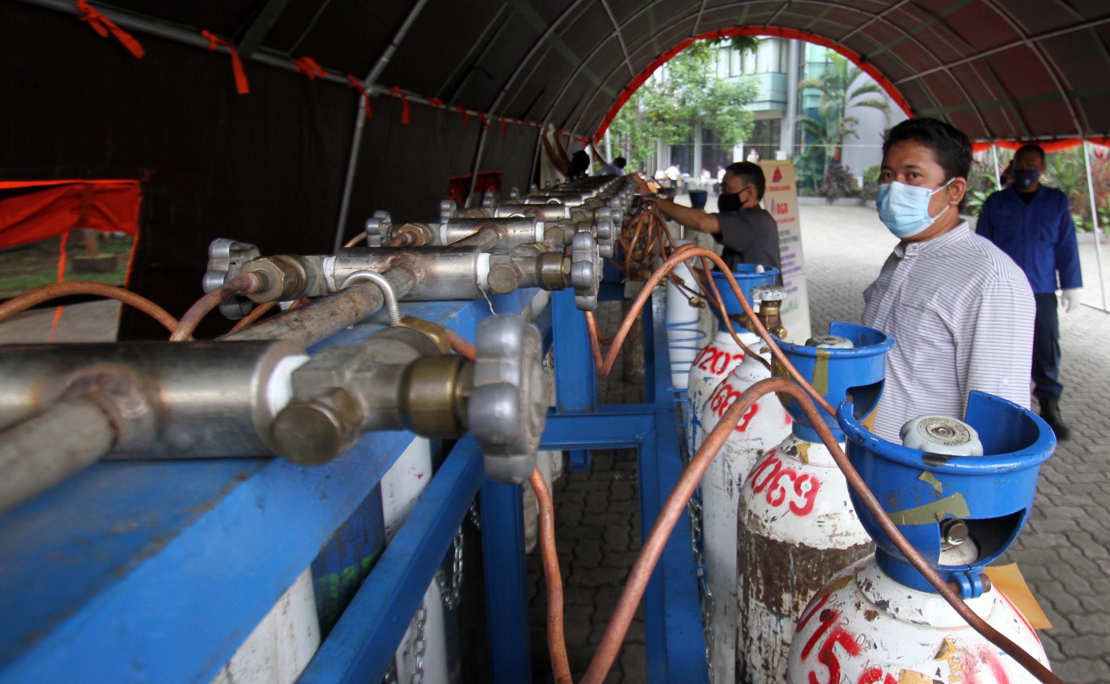 <p>Sejumlah petugas tengah melakukan pengisian tabung oksigen medis di komplek Puspem Kota Tangerang, Kamis 15 Juli 2021. Foto : Panji Asmoro/TrenAsia</p>
