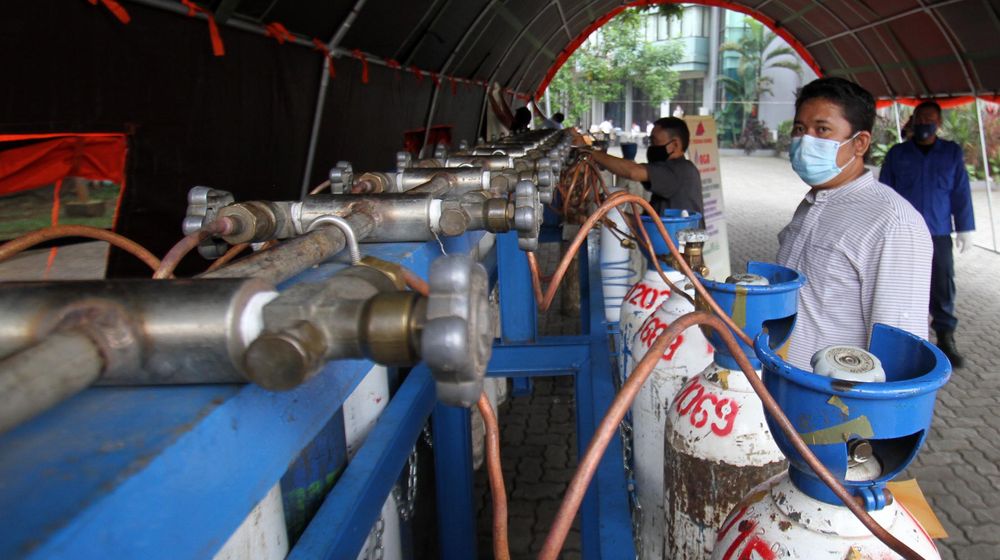 <p>Sejumlah petugas tengah melakukan pengisian tabung oksigen medis di komplek Puspem Kota Tangerang, Kamis 15 Juli 2021. Foto : Panji Asmoro/TrenAsia</p>
