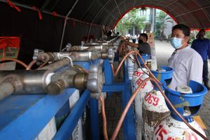 <p>Sejumlah petugas tengah melakukan pengisian tabung oksigen medis di komplek Puspem Kota Tangerang, Kamis 15 Juli 2021. Foto : Panji Asmoro/TrenAsia</p>
