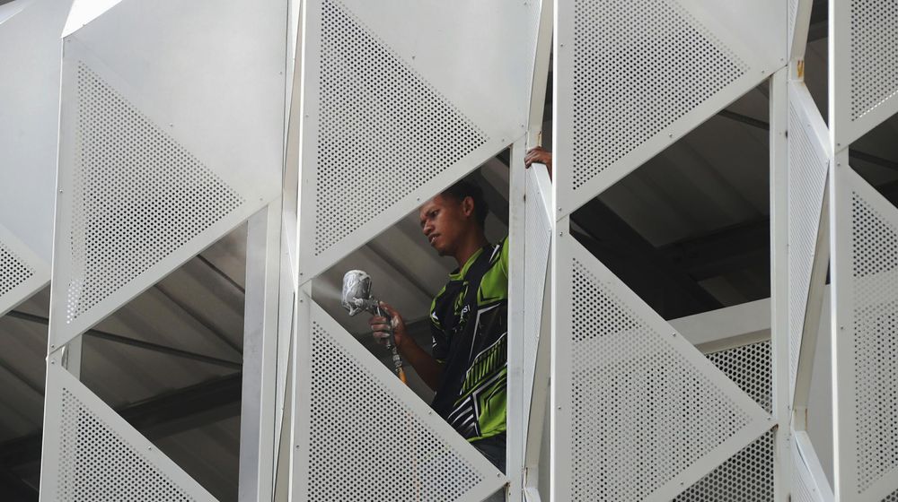 <p>Nampak sejumlah pekerja tengah menyelesaikan proyek penataan lokasi pedagang kaki lima di kawasan Raden Patah Kebayoran Baru Jakarta Selatan, Jumat 2 Juli 2021. Foto: Panji Asmoro/TrenAsia</p>