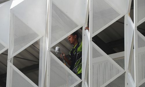 <p>Nampak sejumlah pekerja tengah menyelesaikan proyek penataan lokasi pedagang kaki lima di kawasan Raden Patah Kebayoran Baru Jakarta Selatan, Jumat 2 Juli 2021. Foto: Panji Asmoro/TrenAsia</p>

