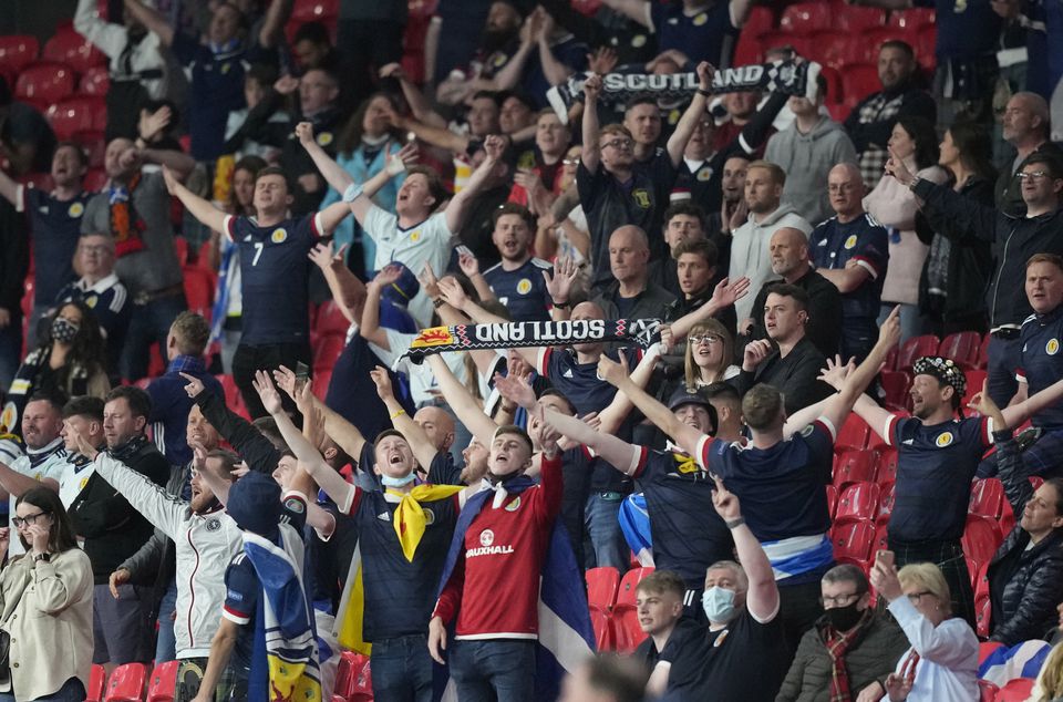 <p>Pendukung Skotlandia memadati STadion Wembley, Inggris saat pertandingan Inggris melawan Skotlandia/ Reuters</p>

