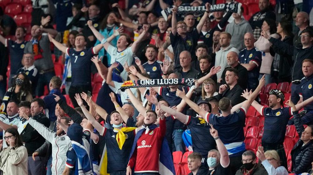 <p>Pendukung Skotlandia memadati STadion Wembley, Inggris saat pertandingan Inggris melawan Skotlandia/ Reuters</p>