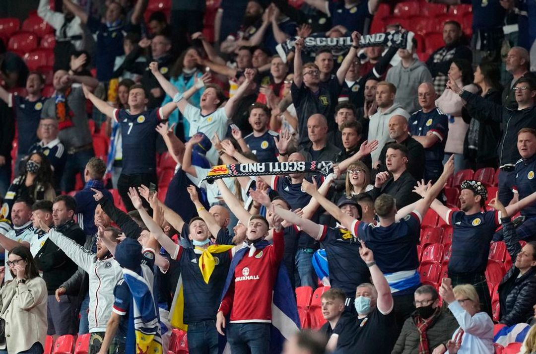 <p>Pendukung Skotlandia memadati STadion Wembley, Inggris saat pertandingan Inggris melawan Skotlandia/ Reuters</p>

