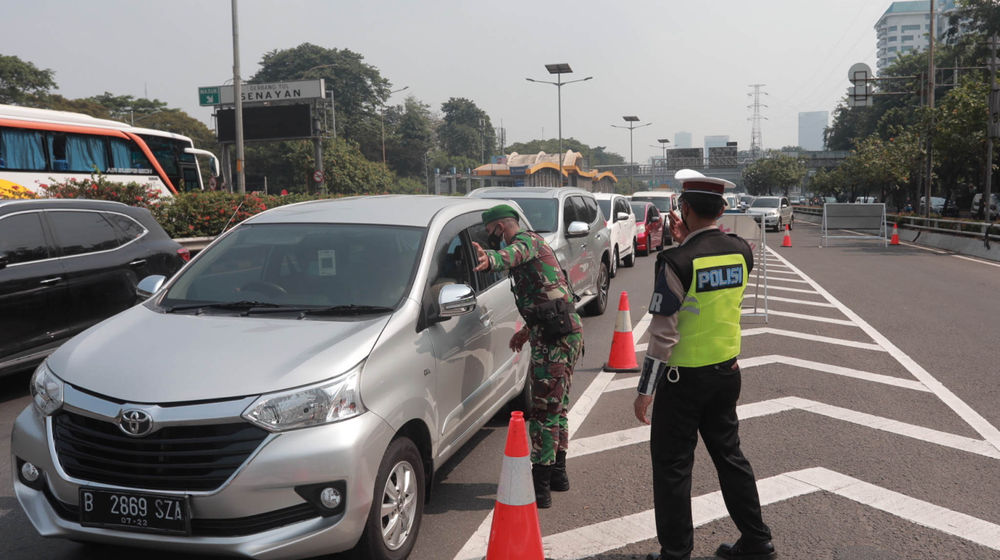 <p>Petugas gabungan memberhentikan kendaraan yang melintas di penyekatan PPKM darurat pintu keluar tol Semanggi, Gatot Subroto, Jakarta, Senin, 5 Juli 2021. Foto: Ismail Pohan/TrenAsia</p>
