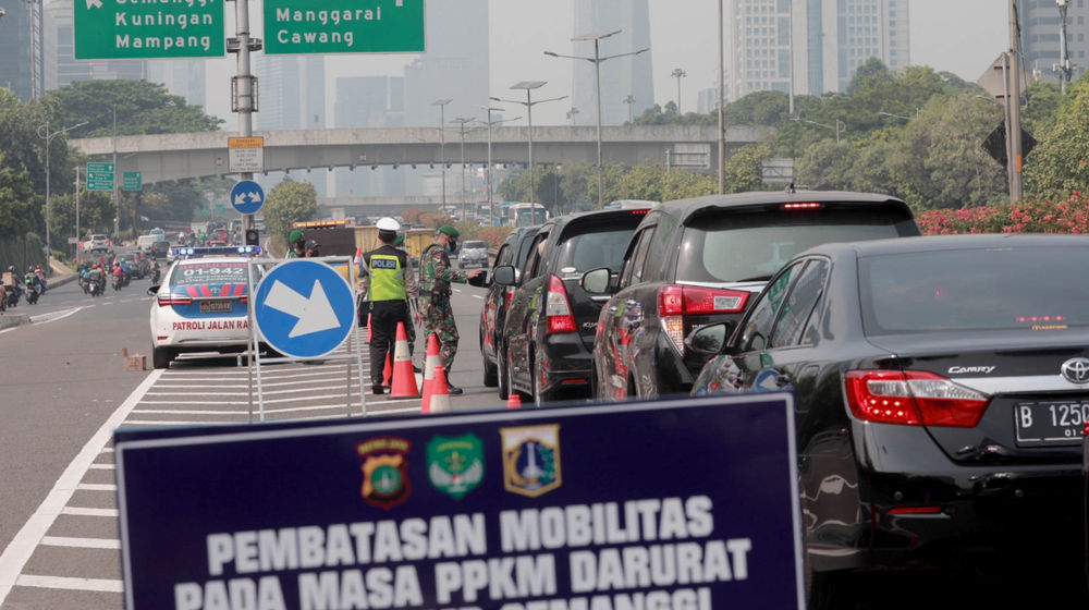 <p>Petugas gabungan memberhentikan kendaraan yang melintas di penyekatan PPKM darurat pintu keluar tol Semanggi, Gatot Subroto, Jakarta, Senin, 5 Juli 2021. Foto: Ismail Pohan/TrenAsia</p>
