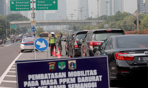 <p>Petugas gabungan memberhentikan kendaraan yang melintas di penyekatan PPKM darurat pintu keluar tol Semanggi, Gatot Subroto, Jakarta, Senin, 5 Juli 2021. Foto: Ismail Pohan/TrenAsia</p>