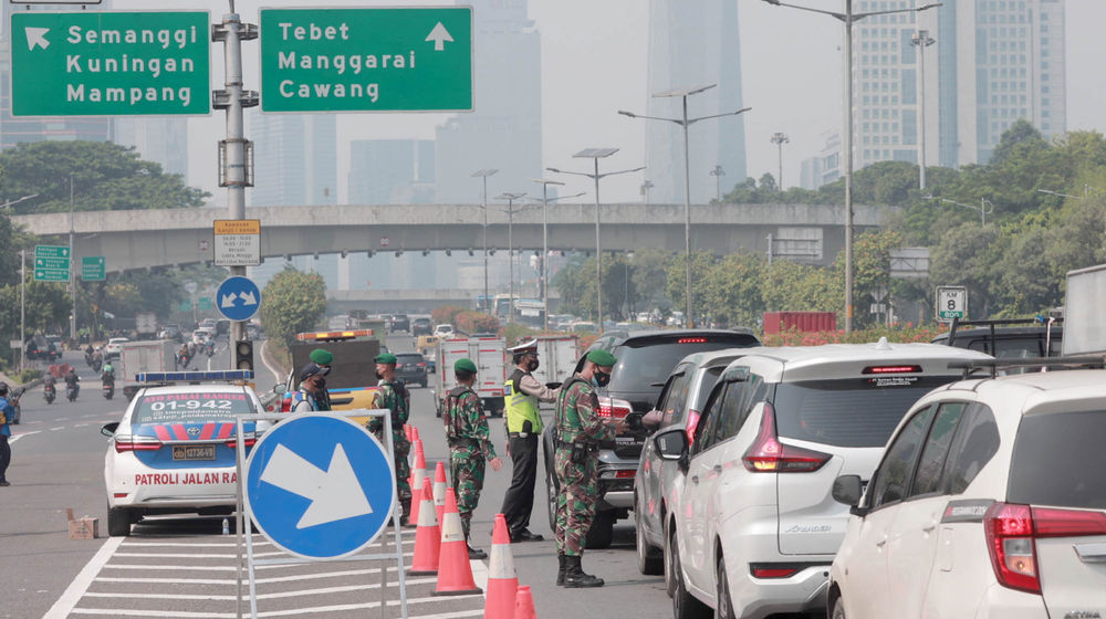 <p>Petugas gabungan memberhentikan kendaraan yang melintas di penyekatan PPKM darurat pintu keluar tol Semanggi, Gatot Subroto, Jakarta, Senin, 5 Juli 2021. Foto: Ismail Pohan/TrenAsia</p>
