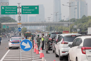 <p>Petugas gabungan memberhentikan kendaraan yang melintas di penyekatan PPKM darurat pintu keluar tol Semanggi, Gatot Subroto, Jakarta, Senin, 5 Juli 2021. Foto: Ismail Pohan/TrenAsia</p>
