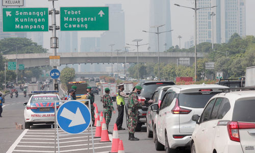 <p>Petugas gabungan memberhentikan kendaraan yang melintas di penyekatan PPKM darurat pintu keluar tol Semanggi, Gatot Subroto, Jakarta, Senin, 5 Juli 2021. Foto: Ismail Pohan/TrenAsia</p>
