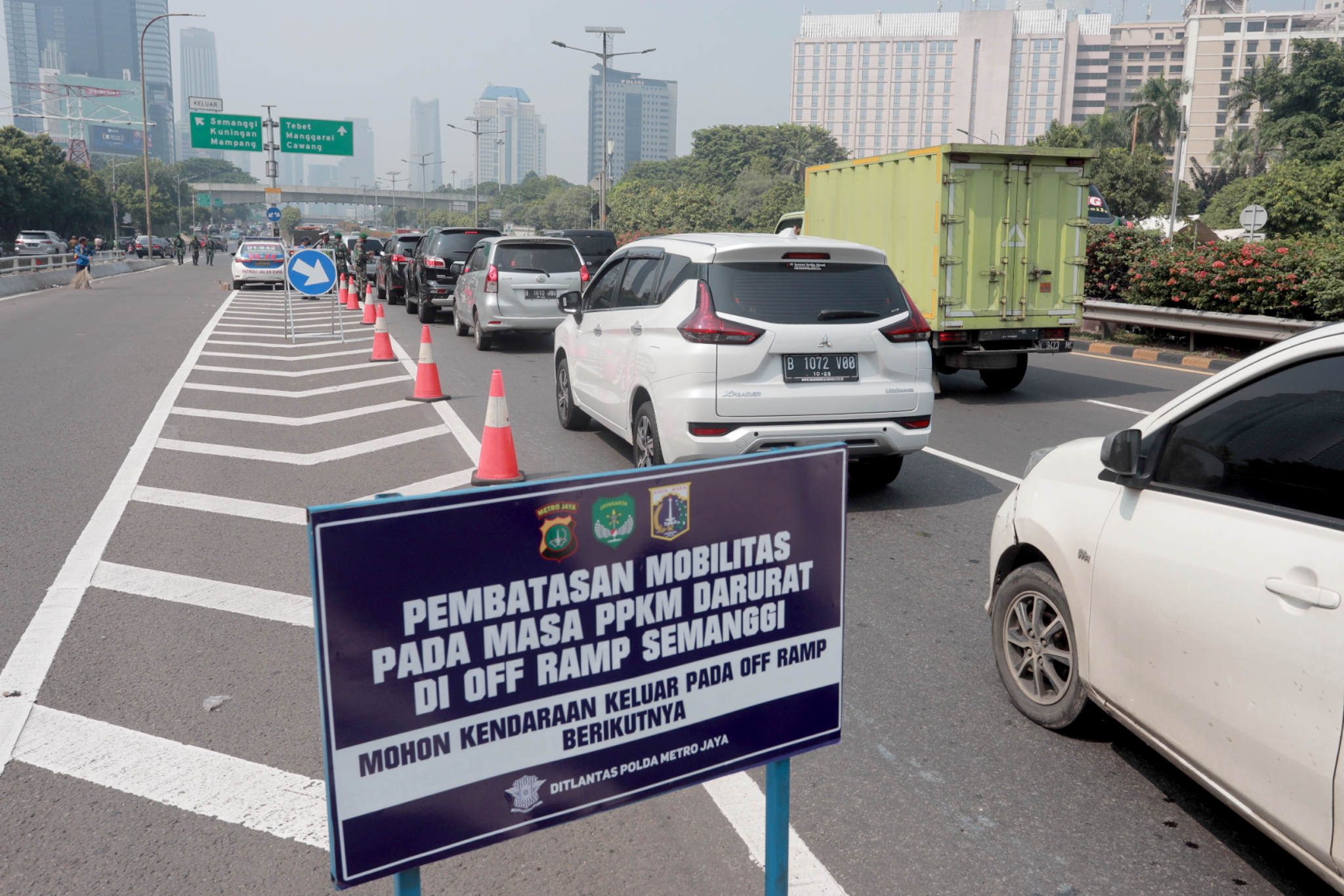 <p>Petugas gabungan memberhentikan kendaraan yang melintas di penyekatan PPKM darurat pintu keluar tol Semanggi, Gatot Subroto, Jakarta, Senin, 5 Juli 2021. Foto: Ismail Pohan/TrenAsia</p>
