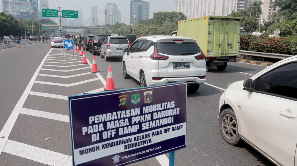 <p>Petugas gabungan memberhentikan kendaraan yang melintas di penyekatan PPKM darurat pintu keluar tol Semanggi, Gatot Subroto, Jakarta, Senin, 5 Juli 2021. Foto: Ismail Pohan/TrenAsia</p>
