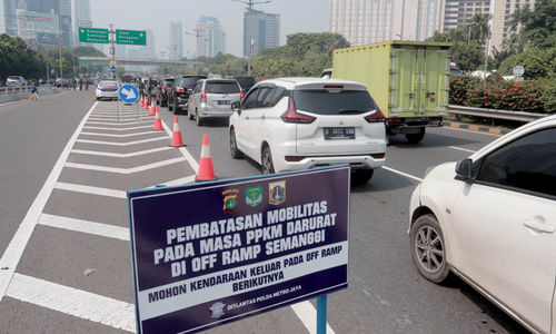 <p>Petugas gabungan memberhentikan kendaraan yang melintas di penyekatan PPKM darurat pintu keluar tol Semanggi, Gatot Subroto, Jakarta, Senin, 5 Juli 2021. Foto: Ismail Pohan/TrenAsia</p>
