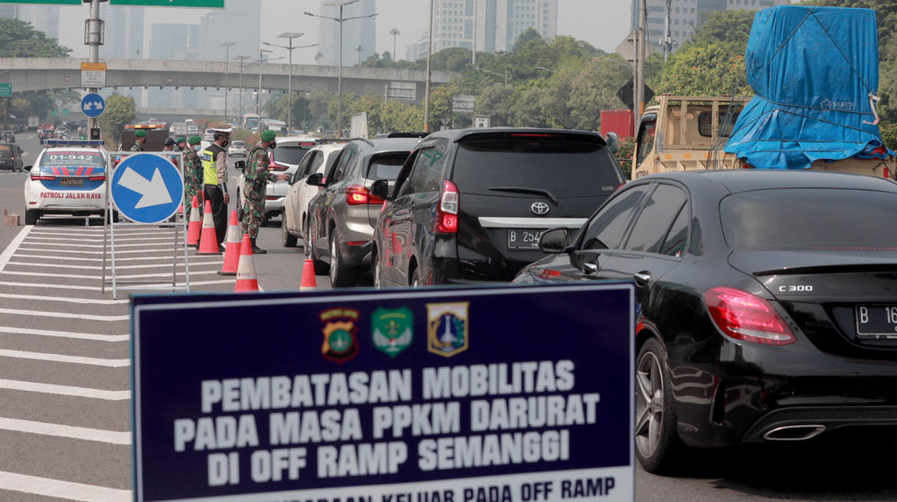 <p>Petugas gabungan memberhentikan kendaraan yang melintas di penyekatan PPKM darurat pintu keluar tol Semanggi, Gatot Subroto, Jakarta, Senin, 5 Juli 2021. Foto: Ismail Pohan/TrenAsia</p>