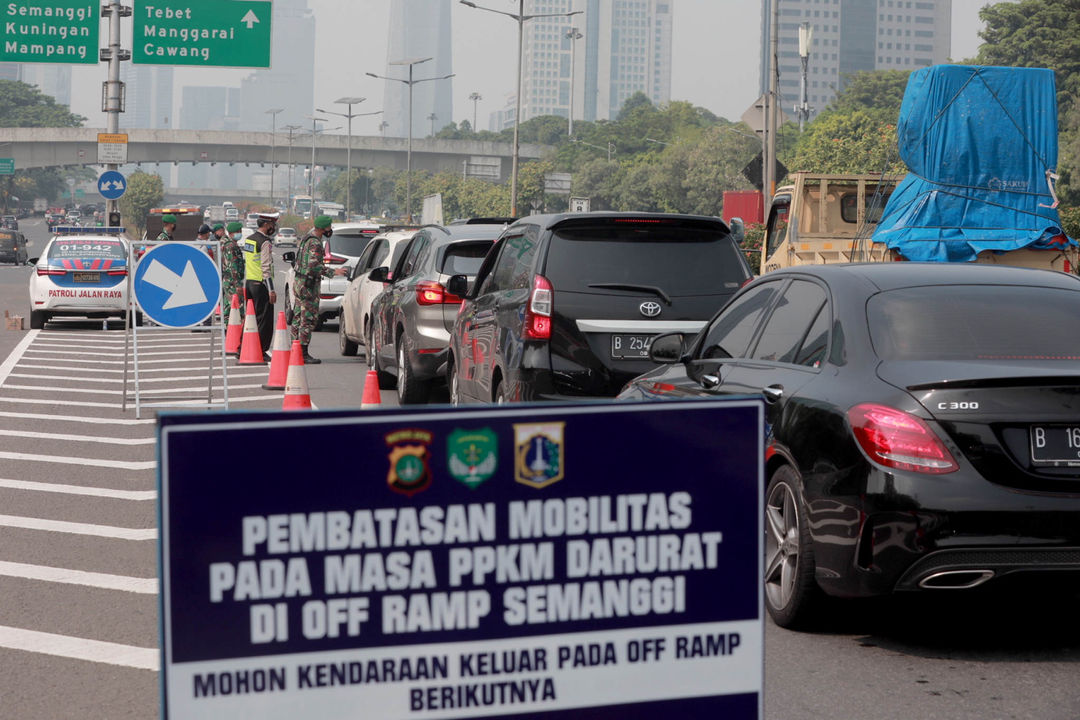 <p>Petugas gabungan memberhentikan kendaraan yang melintas di penyekatan PPKM darurat pintu keluar tol Semanggi, Gatot Subroto, Jakarta, Senin, 5 Juli 2021. Foto: Ismail Pohan/TrenAsia</p>
