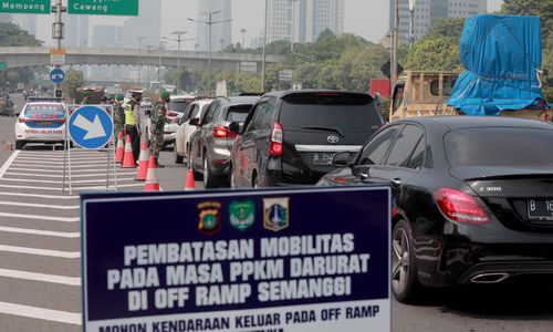 <p>Petugas gabungan memberhentikan kendaraan yang melintas di penyekatan PPKM darurat pintu keluar tol Semanggi, Gatot Subroto, Jakarta, Senin, 5 Juli 2021. Foto: Ismail Pohan/TrenAsia</p>
