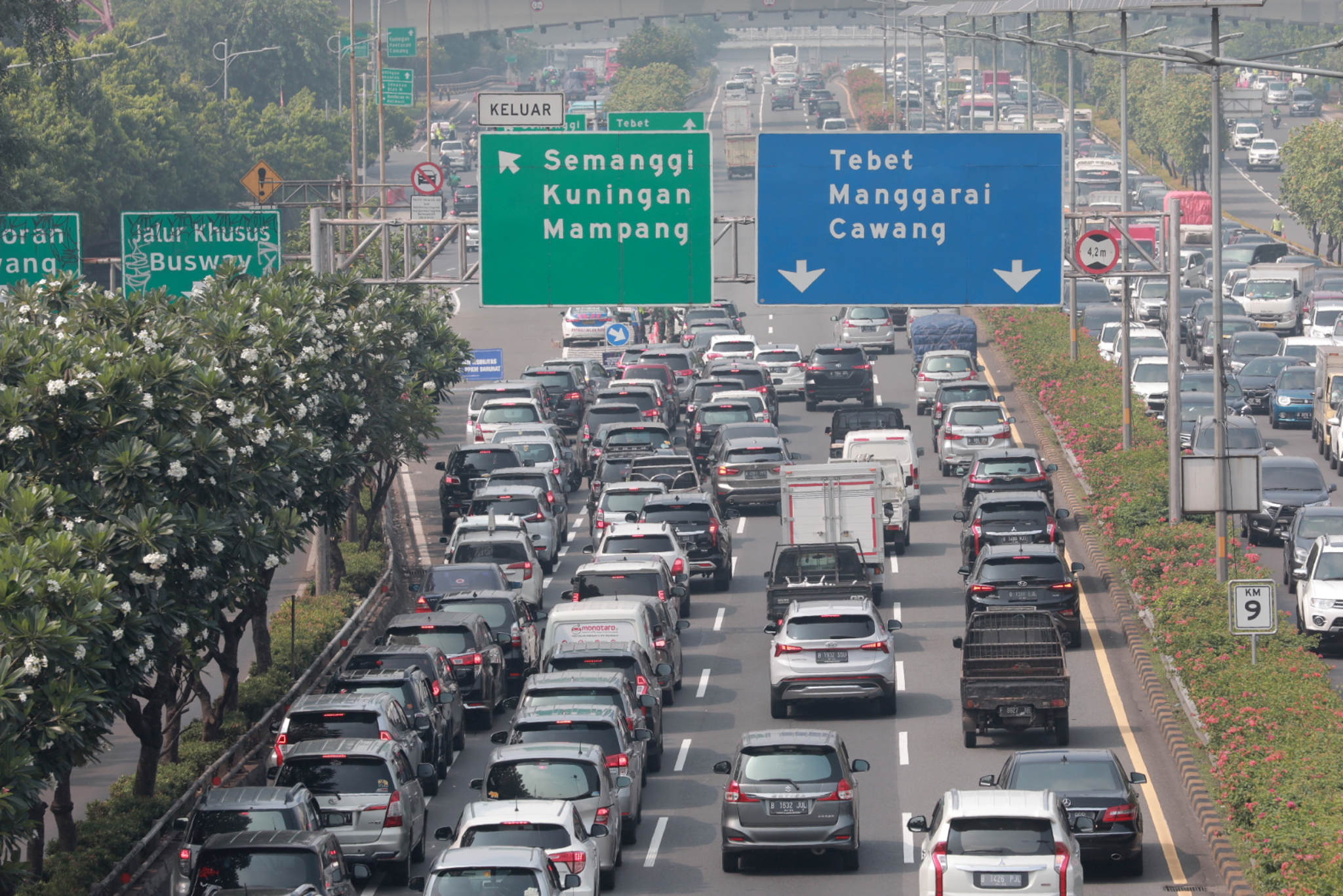 <p>Kendaraan tersendat saat melintas di penyekatan PPKM darurat pintu keluar tol Semanggi, Gatot Subroto, Jakarta, Senin, 5 Juli 2021. Foto: Ismail Pohan/TrenAsia</p>
