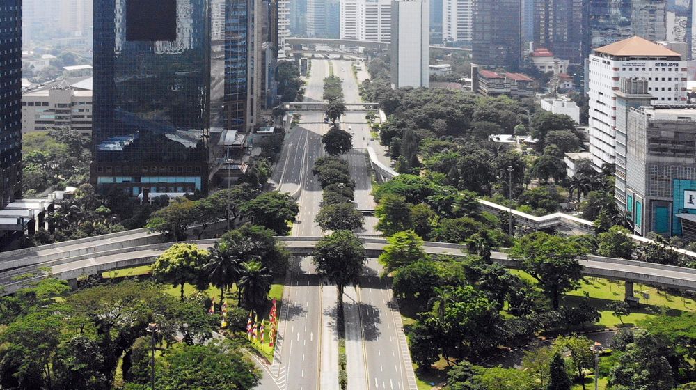<p>Suasana Jl Sudirman – Thamrin yang di tutup saat hari pertama pemberlakuan PPKM Darurat mulai tanggal 3 – 20 Juli 2021. Foto : Panji Asmoro/TrenAsia</p>
