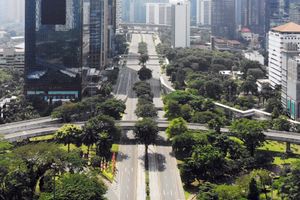 <p>Suasana Jl Sudirman – Thamrin yang di tutup saat hari pertama pemberlakuan PPKM Darurat mulai tanggal 3 – 20 Juli 2021. Foto : Panji Asmoro/TrenAsia</p>
