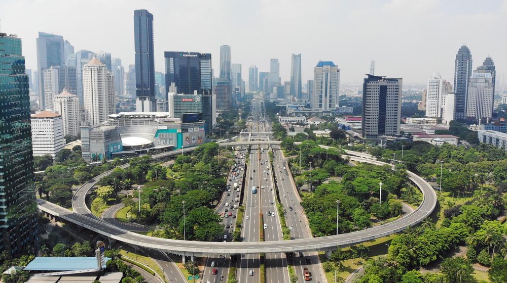 <p>Suasana di kawasan lingkar Semanggi saat hari pertama pemberlakuan PPKM Darurat mulai tanggal 3 – 20 Juli 2021. Foto : Panji Asmoro/TrenAsia</p>
