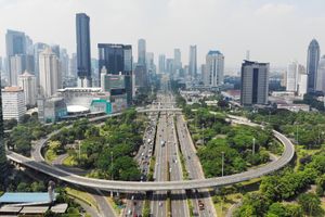 <p>Suasana di kawasan lingkar Semanggi saat hari pertama pemberlakuan PPKM Darurat mulai tanggal 3 – 20 Juli 2021. Foto : Panji Asmoro/TrenAsia</p>
