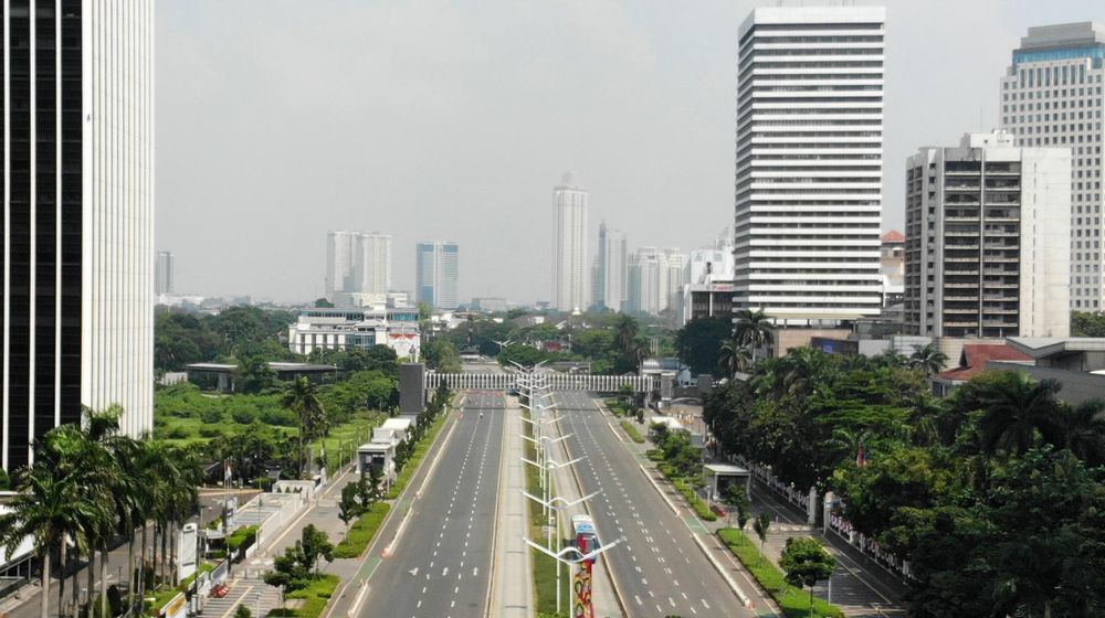 <p>Suasana Jl Sudirman – Thamrin yang di tutup saat hari pertama pemberlakuan PPKM Darurat mulai tanggal 3 – 20 Juli 2021. Foto : Panji Asmoro/TrenAsia</p>
