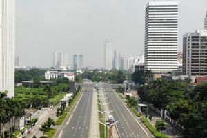 <p>Suasana Jl Sudirman – Thamrin yang di tutup saat hari pertama pemberlakuan PPKM Darurat mulai tanggal 3 – 20 Juli 2021. Foto : Panji Asmoro/TrenAsia</p>
