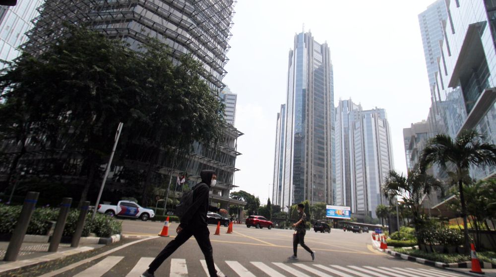 <p>Nampak pejalan kaki melintas di kawasan SCBD saat hari pertama pemberlakuan PPKM Darurat mulai tanggal 3 – 20 Juli 2021. Foto : Panji Asmoro/TrenAsia</p>
