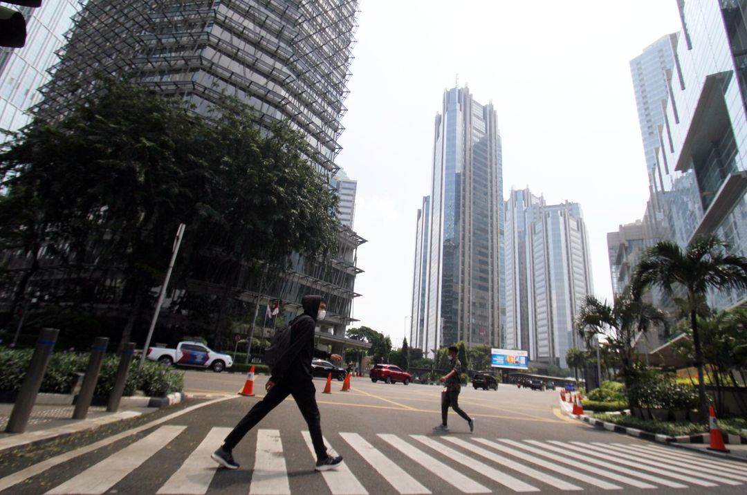 <p>Nampak pejalan kaki melintas di kawasan SCBD saat hari pertama pemberlakuan PPKM Darurat mulai tanggal 3 &#8211; 20 Juli 2021. Foto : Panji Asmoro/TrenAsia</p>
