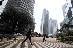 <p>Nampak pejalan kaki melintas di kawasan SCBD saat hari pertama pemberlakuan PPKM Darurat mulai tanggal 3 – 20 Juli 2021. Foto : Panji Asmoro/TrenAsia</p>

