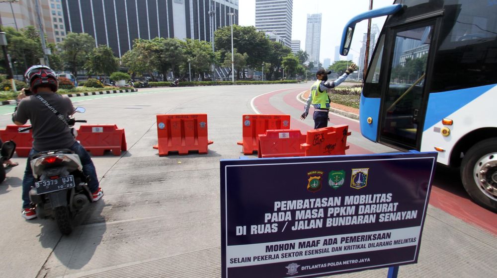 <p>Suasana kawasan Ratu Plasa yang di tutup saat hari pertama pemberlakuan PPKM Darurat mulai tanggal 3 – 20 Juli 2021. Foto : Panji Asmoro/TrenAsia</p>