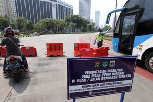 <p>Suasana kawasan Ratu Plasa yang di tutup saat hari pertama pemberlakuan PPKM Darurat mulai tanggal 3 – 20 Juli 2021. Foto : Panji Asmoro/TrenAsia</p>
