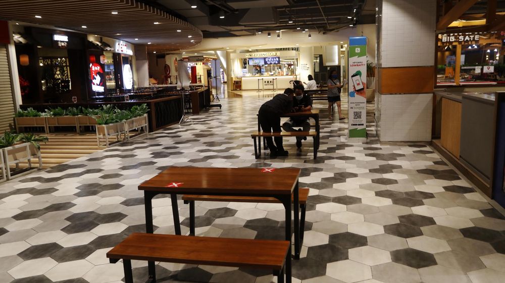 <p>Stand kuliner di pusat perbelanjaaan Pluit Village nampak sepi karena masa PPKM Darurat tidak melayani makan di tempat. Sabtu 3 Juli 2021. Foto : Panji Asmoro/TrenAsia</p>
