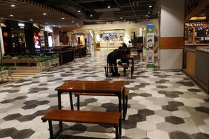 <p>Stand kuliner di pusat perbelanjaaan Pluit Village nampak sepi karena masa PPKM Darurat tidak melayani makan di tempat. Sabtu 3 Juli 2021. Foto : Panji Asmoro/TrenAsia</p>
