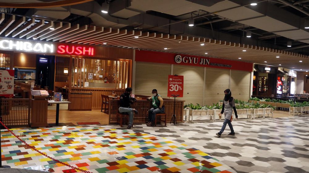 Stand kuliner di pusat perbelanjaaan Pluit Village nampak sepi karena masa PPKM Darurat tidak melayani makan di tempat. Sabtu 3 Juli 2021. 