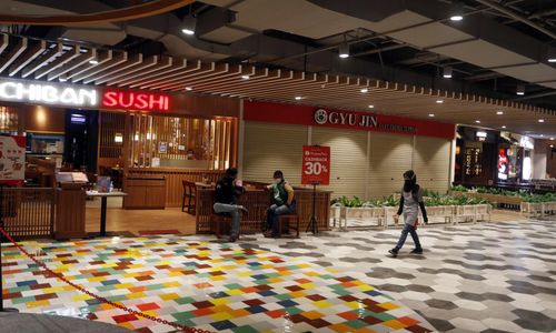 Stand kuliner di pusat perbelanjaaan Pluit Village nampak sepi karena masa PPKM Darurat tidak melayani makan di tempat. Sabtu 3 Juli 2021. 