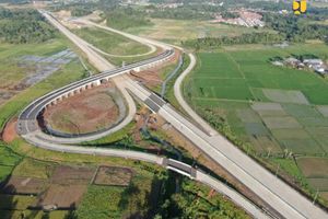 <p>Pembangunan Tol Serang-Panimbang dikerjakan dengan skema kerja sama pemerintah dan badan usaha (KPBU) dengan total nilai investasi Rp8,58 triliun. Pembangunan seksi 1-2 menjadi porsi PT Wijaya Karya Serang Panimbang dan seksi 3 menjadi porsi pemerintah. (Foto: Kementerian PUPR)</p>
