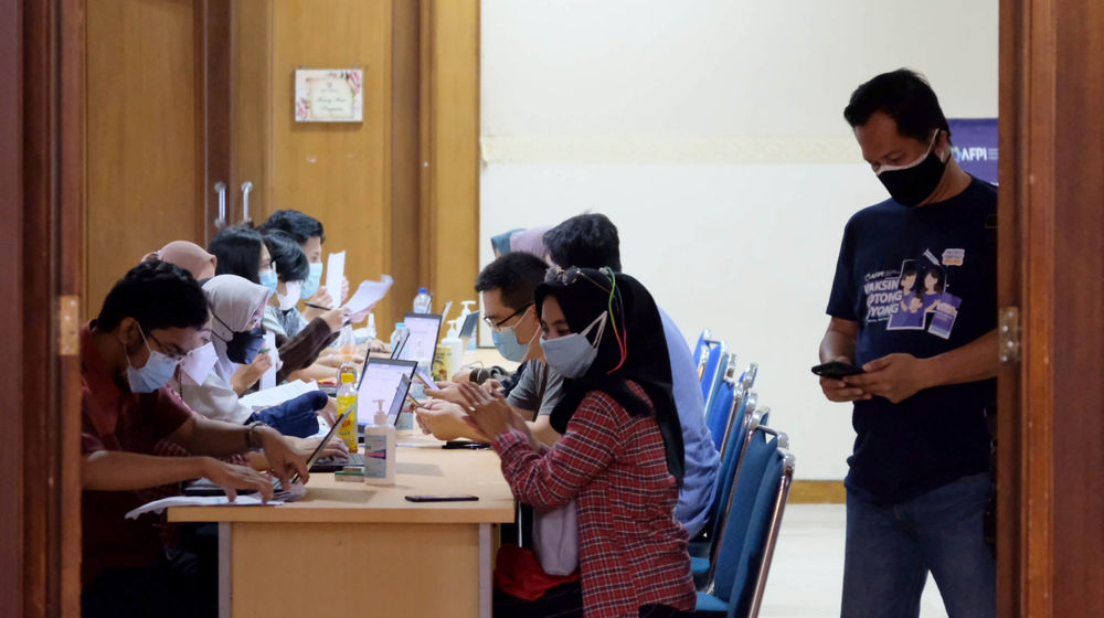 <p>Karyawan paltform Fintech Pendanaan anggota AFPI melakukan pendaftaran vaksinasi pada pemberian Vaksin Gotong Royong untuk pekerja Industri Fintech Pendanaan Bersama Indonesia di Jakarta, Jumat, 2 Juli 2021. Foto: Ismail Pohan/TrenAsia</p>