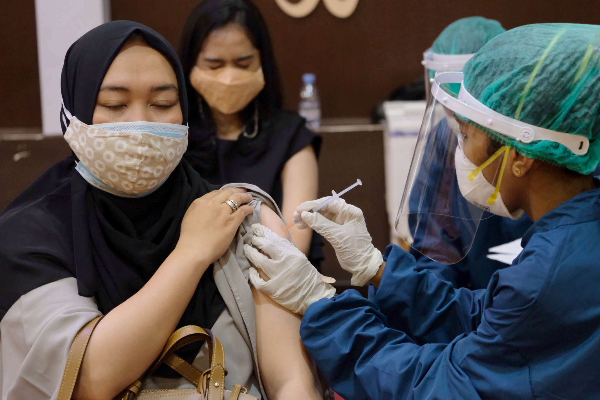 <p>Karyawan paltform Fintech Pendanaan anggota AFPI mendapatkan vaksinasi pada pemberian Vaksin Gotong Royong untuk pekerja Industri Fintech Pendanaan Bersama Indonesia di Jakarta, Jumat, 2 Juli 2021. Foto: Ismail Pohan/TrenAsia</p>
